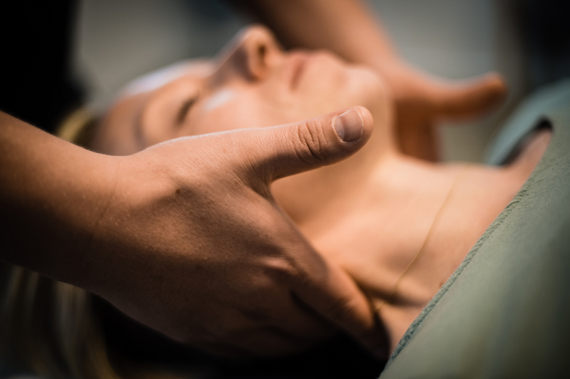 behutsame Untersuchung der Halswirbelsäule durch Chiropraktiker Dr. med Volbeding